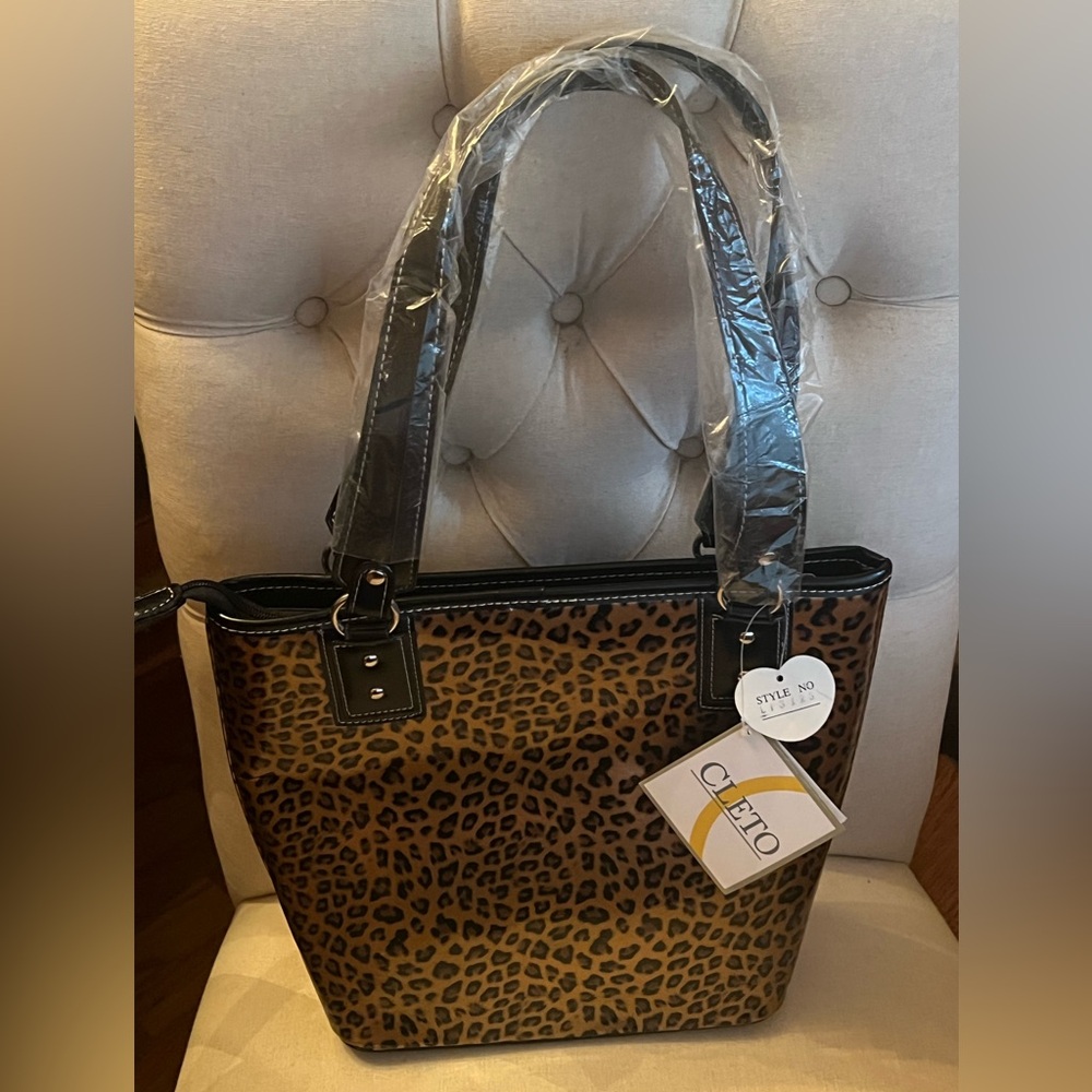 NEW Leopard print hand bag with black accents
Fully lined with zipper and footed